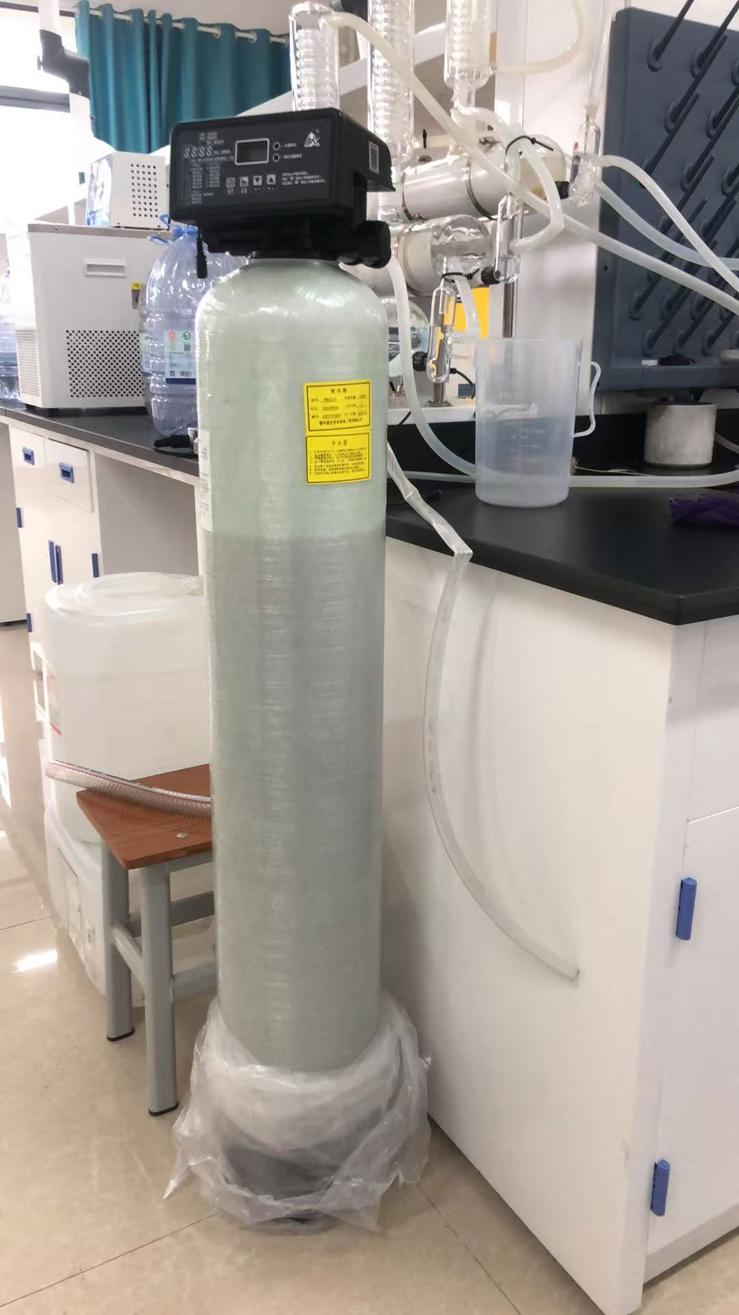 42.El-ablandador-de-agua-de-0,5-toneladas-en-el-laboratorio-de-la-Universidad-de-Guangxi-ha-sido-puesto-en-funcionamiento.