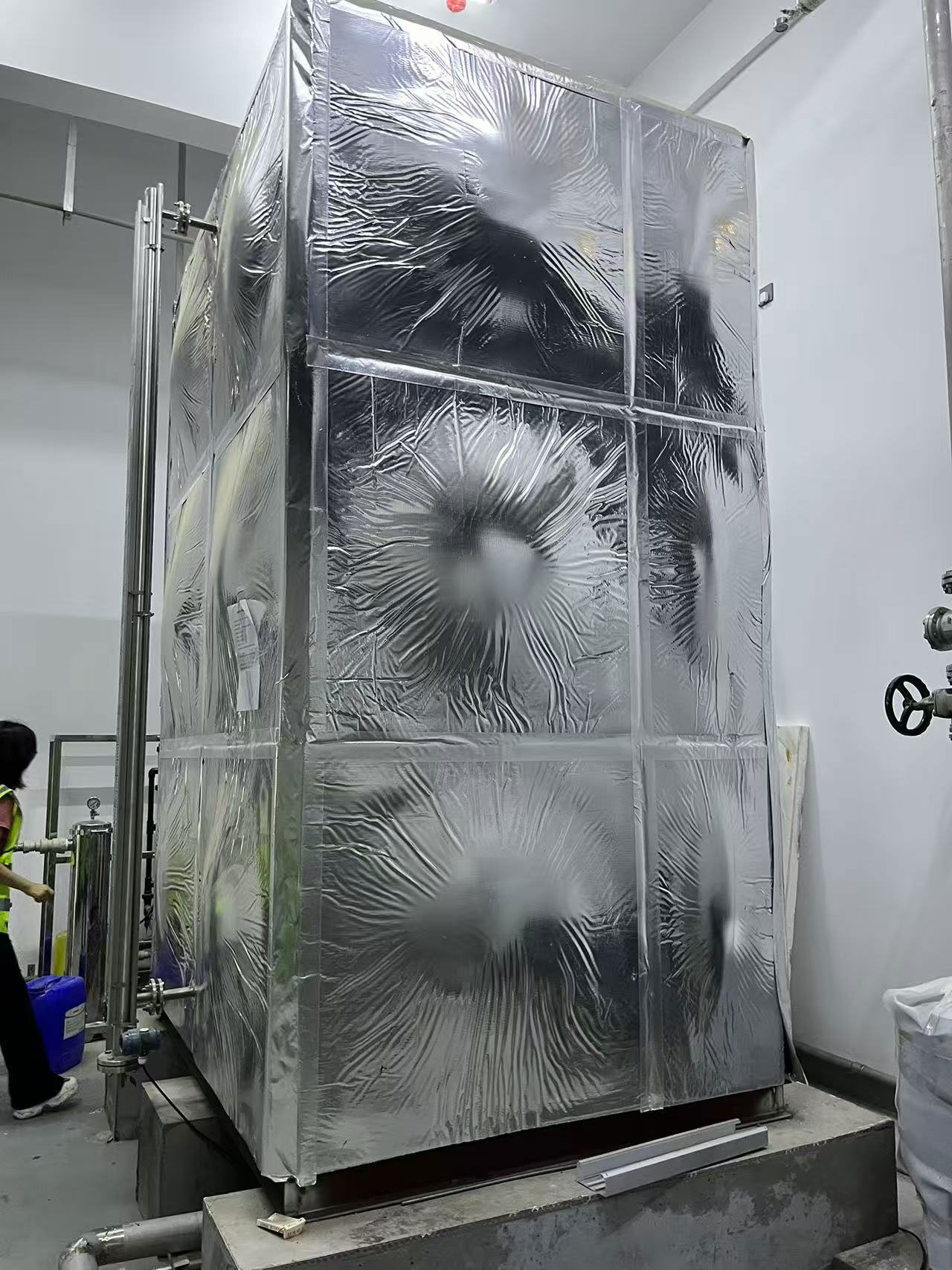 26.Un-tanque-de-agua-personalizado-para-un-laboratorio-de-una-universidad-de-primer-nivel