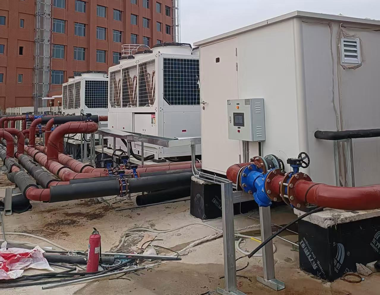 37.Los-m&oacute;dulos-hidr&aacute;ulicos配套的水理M&oacute;dulos-para-las-unidades-refrigeradas-por-aire-en-el-proyecto-Taiyuan-se-han-puesto-en-funcionamiento.